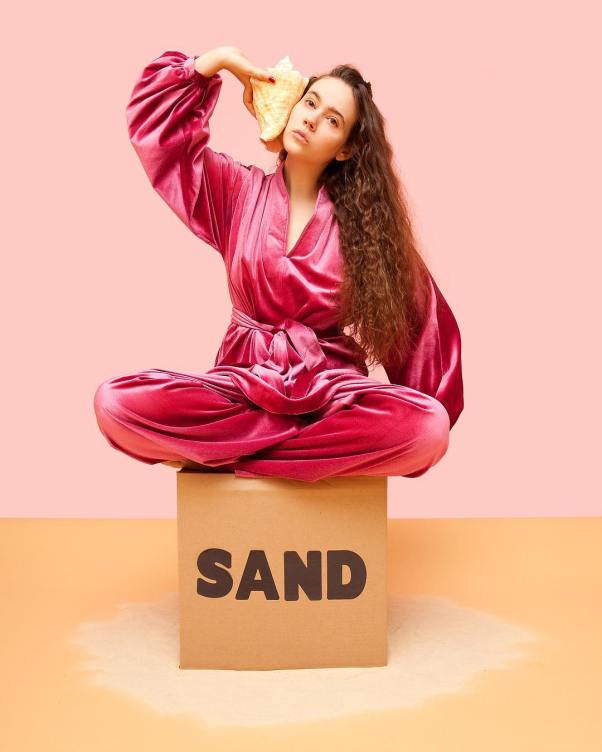 Olivia Locher sand